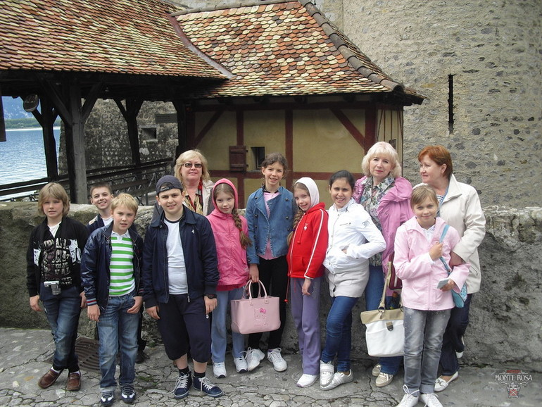 Group of students in front of Castle Chillon