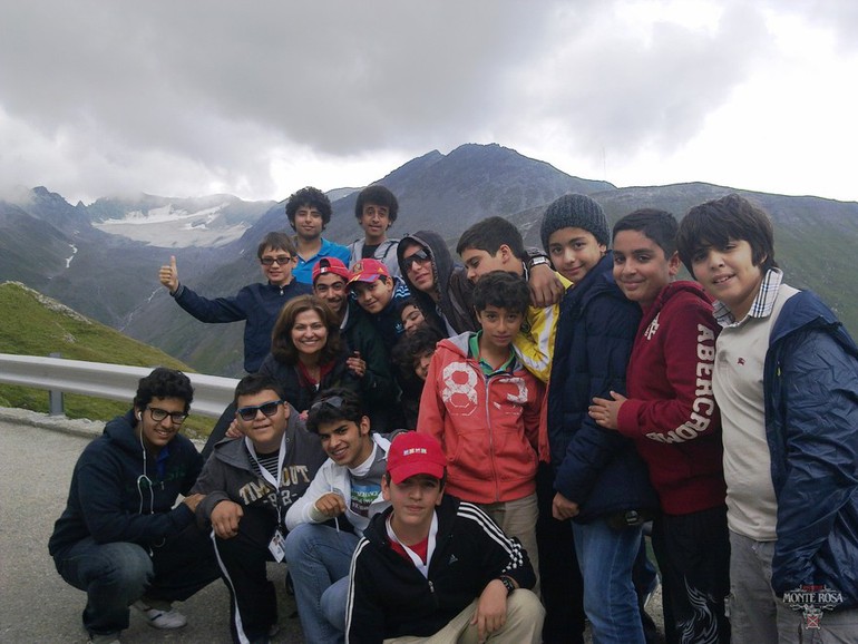 Groupe d'élève avec le glacier du Rhone en arrière plan