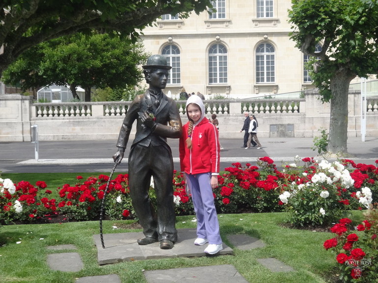 Etudiante posant a cote de la statue de Chaplin